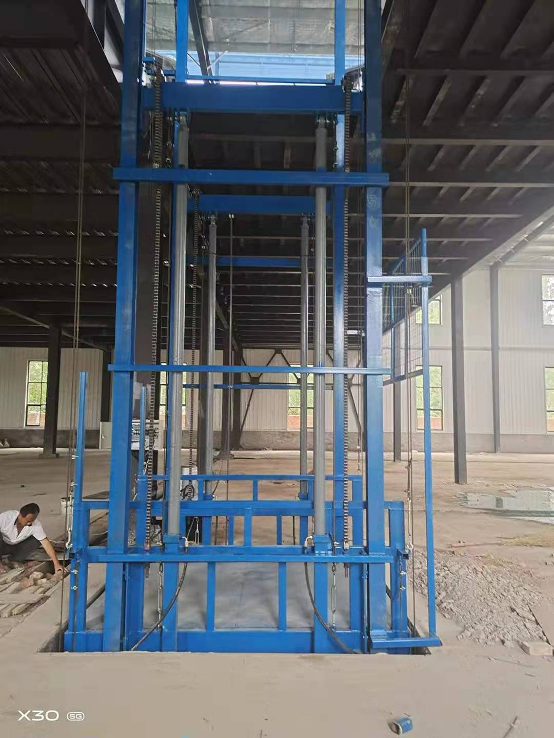 升降機必須專業(yè)人員使用